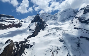 Glacier Landing Aperitif: The Ultimate Helicopter Flight with Stopover in Switzerland